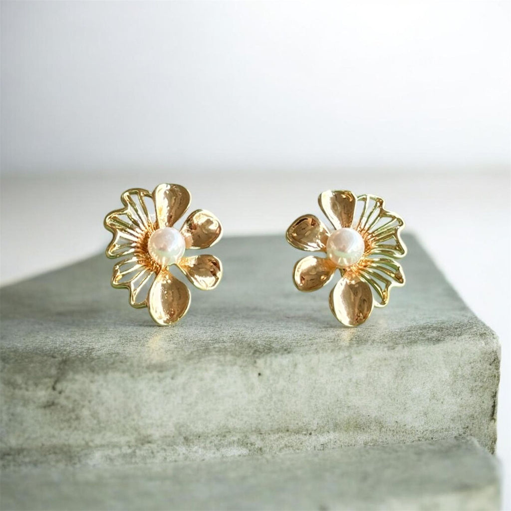 Gold Floral Pendant Necklace & Earrings Set
