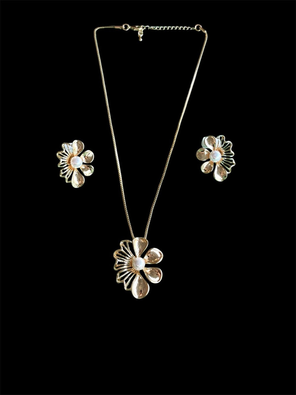Gold Floral Pendant Necklace & Earrings Set