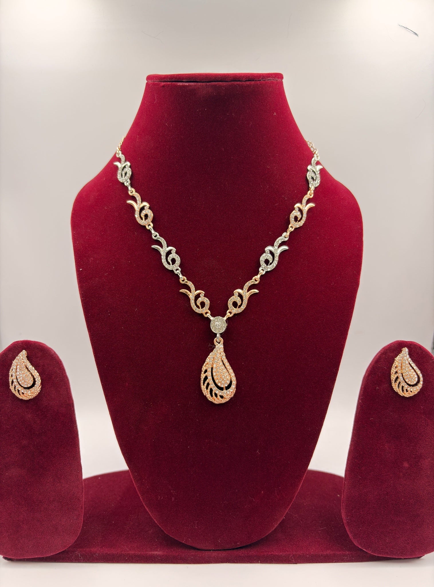 Elegant Gold Tone Teardrop Pendant Necklace Set for Women